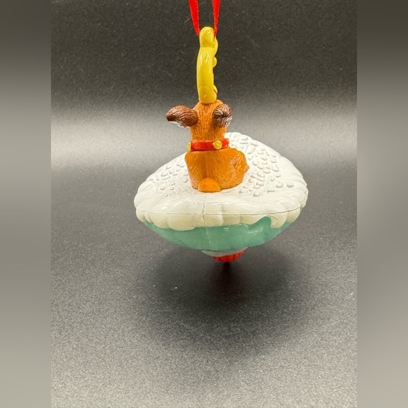 How The Grinch Stole Christmas Dog Max In Snow Christmas Ornament Top Spins VTG - Picture 3 of 9